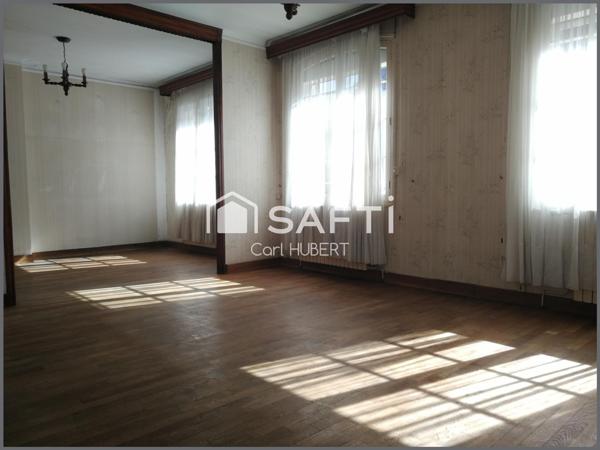 Grand pavillon de 300 m2 offrant un beau potentiel