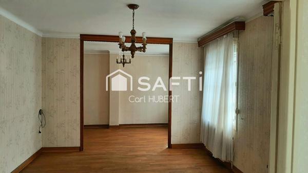 Grand pavillon de 300 m2 offrant un beau potentiel