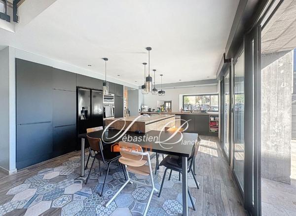 Maison de caractère à Billiat – 269 m² alliant charme de la pierre et modernité