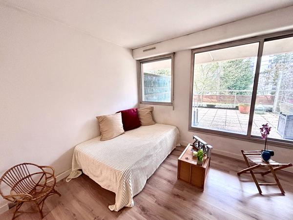 Appartement 1 pièce 24 m2 - terrasse 18 m2 - Place de stationnement - 5 minutes a pied de la gare