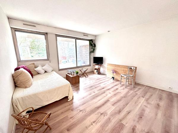 Appartement 1 pièce 24 m2 - terrasse 18 m2 - Place de stationnement - 5 minutes a pied de la gare