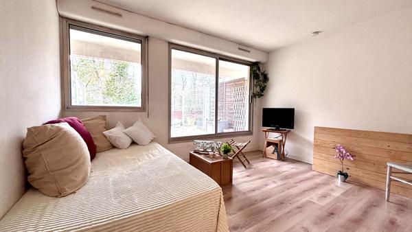Appartement 1 pièce 24 m2 - terrasse 18 m2 - Place de stationnement - 5 minutes a pied de la gare