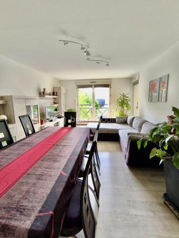 Idéalement situé au premier étage d'une copropriété édifiée en 1991,  calme et sécurisée, équipée d'un ascenseur, venez découvrir ce superbe appartement d’une surface privative totale de 87,93 m2 (Loi Carrez). Grâce à son agencement fonctionnel et ses beaux volumes, ce logement traversant offre un cadre de vie lumineux et des belles prestations.  Devenez propriétaire d'un logement particulièrement économe A (DPE) A (GES).

Se compose comme suit :
- une pièce de vie chaleureuse (23 m2 environ)
- une cuisine fonctionnelle équipée avec accès au balcon
- 3 chambres configurables selon vos besoins (11, 12 et 13 m2 environ)
- une salle d’eau récente
- un WC suspendu séparé avec lave mains  

Partie technique : 
- Ascenseur.
- Pompe à chaleur (PAC) réversible air/air.
- Chauffe-eau thermodynamique.
- VMC SF
- Fenêtres oscillo-battantes en PVC double vitrage et volets roulants.
- DPE A (factures d'énergie très douces, estimées entre seulement 570 € et 820 € par an).

Rare sur le marché, le bien dispose d'annexes exceptionnelles et sécurisées au sous-sol :
- Stationnement XXL : Un double emplacement en enfilade idéal pour garer deux voitures en toute sérénité.
- Stationnement Électrique dédié : Une place de parking supplémentaire équipée d'une prise renforcée, parfaite pour recharger votre véhicule électrique ou hybride rechargeable.
- Stockage & Sécurité : Un box fermé sous clé pour sécuriser vos équipements de valeur (motos, vélos, outillage) ainsi que deux caves privatives pour un espace de stockage optimal.

Le bâtiment profite d'une situation géographique privilégiée à la croisée de toutes les commodités.
- Accessibilité Autoroutes : Accès rapide et fluide aux axes autoroutiers majeurs (A35 et A36), vous connectant efficacement en direction de Colmar, Strasbourg, Belfort ou encore de la frontière suisse (Bâle-Mulhouse).
- Proximité des Écoles : Parfait pour les familles, le quartier propose une excellente sectorisation avec des écoles maternelles, primaires, collèges et lycées accessibles à quelques minutes à pied ou en transports en commun.
- Attractivité Touristique & Culturelle : Plongez au cœur du dynamisme de la région ! Vous vous situez à proximité du centre historique de Mulhouse, de ses célèbres musées d’envergure internationale (la Cité de l'Automobile, la Cité du Train, Parc des Expositions), du réputé Parc Zoologique et Botanique, et à quelques minutes des premiers panoramas de la route des vins d’Alsace.

Contactez-moi au 06 67 79 29 92 pour plus d’informations ou pour programmer une visite !