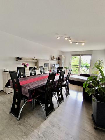 Idéalement situé au premier étage d'une copropriété édifiée en 1991,  calme et sécurisée, équipée d'un ascenseur, venez découvrir ce superbe appartement d’une surface privative totale de 87,93 m2 (Loi Carrez). Grâce à son agencement fonctionnel et ses beaux volumes, ce logement traversant offre un cadre de vie lumineux et des belles prestations.  Devenez propriétaire d'un logement particulièrement économe A (DPE) A (GES).

Se compose comme suit :
- une pièce de vie chaleureuse (23 m2 environ)
- une cuisine fonctionnelle équipée avec accès au balcon
- 3 chambres configurables selon vos besoins (11, 12 et 13 m2 environ)
- une salle d’eau récente
- un WC suspendu séparé avec lave mains  

Partie technique : 
- Ascenseur.
- Pompe à chaleur (PAC) réversible air/air.
- Chauffe-eau thermodynamique.
- VMC SF
- Fenêtres oscillo-battantes en PVC double vitrage et volets roulants.
- DPE A (factures d'énergie très douces, estimées entre seulement 570 € et 820 € par an).

Rare sur le marché, le bien dispose d'annexes exceptionnelles et sécurisées au sous-sol :
- Stationnement XXL : Un double emplacement en enfilade idéal pour garer deux voitures en toute sérénité.
- Stationnement Électrique dédié : Une place de parking supplémentaire équipée d'une prise renforcée, parfaite pour recharger votre véhicule électrique ou hybride rechargeable.
- Stockage & Sécurité : Un box fermé sous clé pour sécuriser vos équipements de valeur (motos, vélos, outillage) ainsi que deux caves privatives pour un espace de stockage optimal.

Le bâtiment profite d'une situation géographique privilégiée à la croisée de toutes les commodités.
- Accessibilité Autoroutes : Accès rapide et fluide aux axes autoroutiers majeurs (A35 et A36), vous connectant efficacement en direction de Colmar, Strasbourg, Belfort ou encore de la frontière suisse (Bâle-Mulhouse).
- Proximité des Écoles : Parfait pour les familles, le quartier propose une excellente sectorisation avec des écoles maternelles, primaires, collèges et lycées accessibles à quelques minutes à pied ou en transports en commun.
- Attractivité Touristique & Culturelle : Plongez au cœur du dynamisme de la région ! Vous vous situez à proximité du centre historique de Mulhouse, de ses célèbres musées d’envergure internationale (la Cité de l'Automobile, la Cité du Train, Parc des Expositions), du réputé Parc Zoologique et Botanique, et à quelques minutes des premiers panoramas de la route des vins d’Alsace.

Contactez-moi au 06 67 79 29 92 pour plus d’informations ou pour programmer une visite !