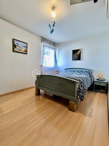 Idéalement situé au premier étage d'une copropriété édifiée en 1991,  calme et sécurisée, équipée d'un ascenseur, venez découvrir ce superbe appartement d’une surface privative totale de 87,93 m2 (Loi Carrez). Grâce à son agencement fonctionnel et ses beaux volumes, ce logement traversant offre un cadre de vie lumineux et des belles prestations.  Devenez propriétaire d'un logement particulièrement économe A (DPE) A (GES).

Se compose comme suit :
- une pièce de vie chaleureuse (23 m2 environ)
- une cuisine fonctionnelle équipée avec accès au balcon
- 3 chambres configurables selon vos besoins (11, 12 et 13 m2 environ)
- une salle d’eau récente
- un WC suspendu séparé avec lave mains  

Partie technique : 
- Ascenseur.
- Pompe à chaleur (PAC) réversible air/air.
- Chauffe-eau thermodynamique.
- VMC SF
- Fenêtres oscillo-battantes en PVC double vitrage et volets roulants.
- DPE A (factures d'énergie très douces, estimées entre seulement 570 € et 820 € par an).

Rare sur le marché, le bien dispose d'annexes exceptionnelles et sécurisées au sous-sol :
- Stationnement XXL : Un double emplacement en enfilade idéal pour garer deux voitures en toute sérénité.
- Stationnement Électrique dédié : Une place de parking supplémentaire équipée d'une prise renforcée, parfaite pour recharger votre véhicule électrique ou hybride rechargeable.
- Stockage & Sécurité : Un box fermé sous clé pour sécuriser vos équipements de valeur (motos, vélos, outillage) ainsi que deux caves privatives pour un espace de stockage optimal.

Le bâtiment profite d'une situation géographique privilégiée à la croisée de toutes les commodités.
- Accessibilité Autoroutes : Accès rapide et fluide aux axes autoroutiers majeurs (A35 et A36), vous connectant efficacement en direction de Colmar, Strasbourg, Belfort ou encore de la frontière suisse (Bâle-Mulhouse).
- Proximité des Écoles : Parfait pour les familles, le quartier propose une excellente sectorisation avec des écoles maternelles, primaires, collèges et lycées accessibles à quelques minutes à pied ou en transports en commun.
- Attractivité Touristique & Culturelle : Plongez au cœur du dynamisme de la région ! Vous vous situez à proximité du centre historique de Mulhouse, de ses célèbres musées d’envergure internationale (la Cité de l'Automobile, la Cité du Train, Parc des Expositions), du réputé Parc Zoologique et Botanique, et à quelques minutes des premiers panoramas de la route des vins d’Alsace.

Contactez-moi au 06 67 79 29 92 pour plus d’informations ou pour programmer une visite !