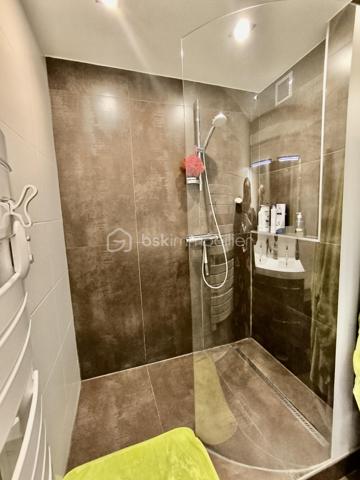 Idéalement situé au premier étage d'une copropriété édifiée en 1991,  calme et sécurisée, équipée d'un ascenseur, venez découvrir ce superbe appartement d’une surface privative totale de 87,93 m2 (Loi Carrez). Grâce à son agencement fonctionnel et ses beaux volumes, ce logement traversant offre un cadre de vie lumineux et des belles prestations.  Devenez propriétaire d'un logement particulièrement économe A (DPE) A (GES).

Se compose comme suit :
- une pièce de vie chaleureuse (23 m2 environ)
- une cuisine fonctionnelle équipée avec accès au balcon
- 3 chambres configurables selon vos besoins (11, 12 et 13 m2 environ)
- une salle d’eau récente
- un WC suspendu séparé avec lave mains  

Partie technique : 
- Ascenseur.
- Pompe à chaleur (PAC) réversible air/air.
- Chauffe-eau thermodynamique.
- VMC SF
- Fenêtres oscillo-battantes en PVC double vitrage et volets roulants.
- DPE A (factures d'énergie très douces, estimées entre seulement 570 € et 820 € par an).

Rare sur le marché, le bien dispose d'annexes exceptionnelles et sécurisées au sous-sol :
- Stationnement XXL : Un double emplacement en enfilade idéal pour garer deux voitures en toute sérénité.
- Stationnement Électrique dédié : Une place de parking supplémentaire équipée d'une prise renforcée, parfaite pour recharger votre véhicule électrique ou hybride rechargeable.
- Stockage & Sécurité : Un box fermé sous clé pour sécuriser vos équipements de valeur (motos, vélos, outillage) ainsi que deux caves privatives pour un espace de stockage optimal.

Le bâtiment profite d'une situation géographique privilégiée à la croisée de toutes les commodités.
- Accessibilité Autoroutes : Accès rapide et fluide aux axes autoroutiers majeurs (A35 et A36), vous connectant efficacement en direction de Colmar, Strasbourg, Belfort ou encore de la frontière suisse (Bâle-Mulhouse).
- Proximité des Écoles : Parfait pour les familles, le quartier propose une excellente sectorisation avec des écoles maternelles, primaires, collèges et lycées accessibles à quelques minutes à pied ou en transports en commun.
- Attractivité Touristique & Culturelle : Plongez au cœur du dynamisme de la région ! Vous vous situez à proximité du centre historique de Mulhouse, de ses célèbres musées d’envergure internationale (la Cité de l'Automobile, la Cité du Train, Parc des Expositions), du réputé Parc Zoologique et Botanique, et à quelques minutes des premiers panoramas de la route des vins d’Alsace.

Contactez-moi au 06 67 79 29 92 pour plus d’informations ou pour programmer une visite !