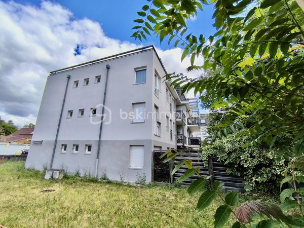 Idéalement situé au premier étage d'une copropriété édifiée en 1991,  calme et sécurisée, équipée d'un ascenseur, venez découvrir ce superbe appartement d’une surface privative totale de 87,93 m2 (Loi Carrez). Grâce à son agencement fonctionnel et ses beaux volumes, ce logement traversant offre un cadre de vie lumineux et des belles prestations.  Devenez propriétaire d'un logement particulièrement économe A (DPE) A (GES).

Se compose comme suit :
- une pièce de vie chaleureuse (23 m2 environ)
- une cuisine fonctionnelle équipée avec accès au balcon
- 3 chambres configurables selon vos besoins (11, 12 et 13 m2 environ)
- une salle d’eau récente
- un WC suspendu séparé avec lave mains  

Partie technique : 
- Ascenseur.
- Pompe à chaleur (PAC) réversible air/air.
- Chauffe-eau thermodynamique.
- VMC SF
- Fenêtres oscillo-battantes en PVC double vitrage et volets roulants.
- DPE A (factures d'énergie très douces, estimées entre seulement 570 € et 820 € par an).

Rare sur le marché, le bien dispose d'annexes exceptionnelles et sécurisées au sous-sol :
- Stationnement XXL : Un double emplacement en enfilade idéal pour garer deux voitures en toute sérénité.
- Stationnement Électrique dédié : Une place de parking supplémentaire équipée d'une prise renforcée, parfaite pour recharger votre véhicule électrique ou hybride rechargeable.
- Stockage & Sécurité : Un box fermé sous clé pour sécuriser vos équipements de valeur (motos, vélos, outillage) ainsi que deux caves privatives pour un espace de stockage optimal.

Le bâtiment profite d'une situation géographique privilégiée à la croisée de toutes les commodités.
- Accessibilité Autoroutes : Accès rapide et fluide aux axes autoroutiers majeurs (A35 et A36), vous connectant efficacement en direction de Colmar, Strasbourg, Belfort ou encore de la frontière suisse (Bâle-Mulhouse).
- Proximité des Écoles : Parfait pour les familles, le quartier propose une excellente sectorisation avec des écoles maternelles, primaires, collèges et lycées accessibles à quelques minutes à pied ou en transports en commun.
- Attractivité Touristique & Culturelle : Plongez au cœur du dynamisme de la région ! Vous vous situez à proximité du centre historique de Mulhouse, de ses célèbres musées d’envergure internationale (la Cité de l'Automobile, la Cité du Train, Parc des Expositions), du réputé Parc Zoologique et Botanique, et à quelques minutes des premiers panoramas de la route des vins d’Alsace.

Contactez-moi au 06 67 79 29 92 pour plus d’informations ou pour programmer une visite !