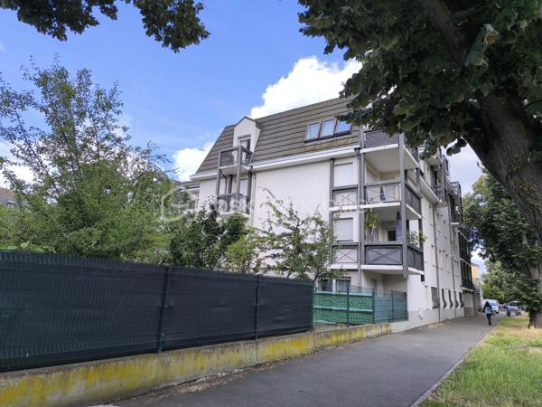 Idéalement situé au premier étage d'une copropriété édifiée en 1991,  calme et sécurisée, équipée d'un ascenseur, venez découvrir ce superbe appartement d’une surface privative totale de 87,93 m2 (Loi Carrez). Grâce à son agencement fonctionnel et ses beaux volumes, ce logement traversant offre un cadre de vie lumineux et des belles prestations.  Devenez propriétaire d'un logement particulièrement économe A (DPE) A (GES).

Se compose comme suit :
- une pièce de vie chaleureuse (23 m2 environ)
- une cuisine fonctionnelle équipée avec accès au balcon
- 3 chambres configurables selon vos besoins (11, 12 et 13 m2 environ)
- une salle d’eau récente
- un WC suspendu séparé avec lave mains  

Partie technique : 
- Ascenseur.
- Pompe à chaleur (PAC) réversible air/air.
- Chauffe-eau thermodynamique.
- VMC SF
- Fenêtres oscillo-battantes en PVC double vitrage et volets roulants.
- DPE A (factures d'énergie très douces, estimées entre seulement 570 € et 820 € par an).

Rare sur le marché, le bien dispose d'annexes exceptionnelles et sécurisées au sous-sol :
- Stationnement XXL : Un double emplacement en enfilade idéal pour garer deux voitures en toute sérénité.
- Stationnement Électrique dédié : Une place de parking supplémentaire équipée d'une prise renforcée, parfaite pour recharger votre véhicule électrique ou hybride rechargeable.
- Stockage & Sécurité : Un box fermé sous clé pour sécuriser vos équipements de valeur (motos, vélos, outillage) ainsi que deux caves privatives pour un espace de stockage optimal.

Le bâtiment profite d'une situation géographique privilégiée à la croisée de toutes les commodités.
- Accessibilité Autoroutes : Accès rapide et fluide aux axes autoroutiers majeurs (A35 et A36), vous connectant efficacement en direction de Colmar, Strasbourg, Belfort ou encore de la frontière suisse (Bâle-Mulhouse).
- Proximité des Écoles : Parfait pour les familles, le quartier propose une excellente sectorisation avec des écoles maternelles, primaires, collèges et lycées accessibles à quelques minutes à pied ou en transports en commun.
- Attractivité Touristique & Culturelle : Plongez au cœur du dynamisme de la région ! Vous vous situez à proximité du centre historique de Mulhouse, de ses célèbres musées d’envergure internationale (la Cité de l'Automobile, la Cité du Train, Parc des Expositions), du réputé Parc Zoologique et Botanique, et à quelques minutes des premiers panoramas de la route des vins d’Alsace.

Contactez-moi au 06 67 79 29 92 pour plus d’informations ou pour programmer une visite !
