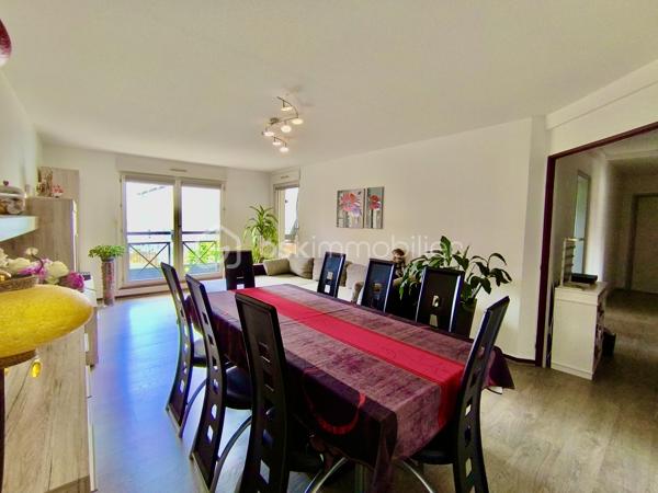 Idéalement situé au premier étage d'une copropriété édifiée en 1991,  calme et sécurisée, équipée d'un ascenseur, venez découvrir ce superbe appartement d’une surface privative totale de 87,93 m2 (Loi Carrez). Grâce à son agencement fonctionnel et ses beaux volumes, ce logement traversant offre un cadre de vie lumineux et des belles prestations.  Devenez propriétaire d'un logement particulièrement économe A (DPE) A (GES).

Se compose comme suit :
- une pièce de vie chaleureuse (23 m2 environ)
- une cuisine fonctionnelle équipée avec accès au balcon
- 3 chambres configurables selon vos besoins (11, 12 et 13 m2 environ)
- une salle d’eau récente
- un WC suspendu séparé avec lave mains  

Partie technique : 
- Ascenseur.
- Pompe à chaleur (PAC) réversible air/air.
- Chauffe-eau thermodynamique.
- VMC SF
- Fenêtres oscillo-battantes en PVC double vitrage et volets roulants.
- DPE A (factures d'énergie très douces, estimées entre seulement 570 € et 820 € par an).

Rare sur le marché, le bien dispose d'annexes exceptionnelles et sécurisées au sous-sol :
- Stationnement XXL : Un double emplacement en enfilade idéal pour garer deux voitures en toute sérénité.
- Stationnement Électrique dédié : Une place de parking supplémentaire équipée d'une prise renforcée, parfaite pour recharger votre véhicule électrique ou hybride rechargeable.
- Stockage & Sécurité : Un box fermé sous clé pour sécuriser vos équipements de valeur (motos, vélos, outillage) ainsi que deux caves privatives pour un espace de stockage optimal.

Le bâtiment profite d'une situation géographique privilégiée à la croisée de toutes les commodités.
- Accessibilité Autoroutes : Accès rapide et fluide aux axes autoroutiers majeurs (A35 et A36), vous connectant efficacement en direction de Colmar, Strasbourg, Belfort ou encore de la frontière suisse (Bâle-Mulhouse).
- Proximité des Écoles : Parfait pour les familles, le quartier propose une excellente sectorisation avec des écoles maternelles, primaires, collèges et lycées accessibles à quelques minutes à pied ou en transports en commun.
- Attractivité Touristique & Culturelle : Plongez au cœur du dynamisme de la région ! Vous vous situez à proximité du centre historique de Mulhouse, de ses célèbres musées d’envergure internationale (la Cité de l'Automobile, la Cité du Train, Parc des Expositions), du réputé Parc Zoologique et Botanique, et à quelques minutes des premiers panoramas de la route des vins d’Alsace.

Contactez-moi au 06 67 79 29 92 pour plus d’informations ou pour programmer une visite !