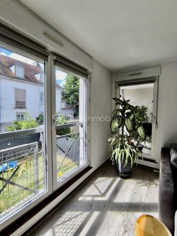 Idéalement situé au premier étage d'une copropriété édifiée en 1991,  calme et sécurisée, équipée d'un ascenseur, venez découvrir ce superbe appartement d’une surface privative totale de 87,93 m2 (Loi Carrez). Grâce à son agencement fonctionnel et ses beaux volumes, ce logement traversant offre un cadre de vie lumineux et des belles prestations.  Devenez propriétaire d'un logement particulièrement économe A (DPE) A (GES).

Se compose comme suit :
- une pièce de vie chaleureuse (23 m2 environ)
- une cuisine fonctionnelle équipée avec accès au balcon
- 3 chambres configurables selon vos besoins (11, 12 et 13 m2 environ)
- une salle d’eau récente
- un WC suspendu séparé avec lave mains  

Partie technique : 
- Ascenseur.
- Pompe à chaleur (PAC) réversible air/air.
- Chauffe-eau thermodynamique.
- VMC SF
- Fenêtres oscillo-battantes en PVC double vitrage et volets roulants.
- DPE A (factures d'énergie très douces, estimées entre seulement 570 € et 820 € par an).

Rare sur le marché, le bien dispose d'annexes exceptionnelles et sécurisées au sous-sol :
- Stationnement XXL : Un double emplacement en enfilade idéal pour garer deux voitures en toute sérénité.
- Stationnement Électrique dédié : Une place de parking supplémentaire équipée d'une prise renforcée, parfaite pour recharger votre véhicule électrique ou hybride rechargeable.
- Stockage & Sécurité : Un box fermé sous clé pour sécuriser vos équipements de valeur (motos, vélos, outillage) ainsi que deux caves privatives pour un espace de stockage optimal.

Le bâtiment profite d'une situation géographique privilégiée à la croisée de toutes les commodités.
- Accessibilité Autoroutes : Accès rapide et fluide aux axes autoroutiers majeurs (A35 et A36), vous connectant efficacement en direction de Colmar, Strasbourg, Belfort ou encore de la frontière suisse (Bâle-Mulhouse).
- Proximité des Écoles : Parfait pour les familles, le quartier propose une excellente sectorisation avec des écoles maternelles, primaires, collèges et lycées accessibles à quelques minutes à pied ou en transports en commun.
- Attractivité Touristique & Culturelle : Plongez au cœur du dynamisme de la région ! Vous vous situez à proximité du centre historique de Mulhouse, de ses célèbres musées d’envergure internationale (la Cité de l'Automobile, la Cité du Train, Parc des Expositions), du réputé Parc Zoologique et Botanique, et à quelques minutes des premiers panoramas de la route des vins d’Alsace.

Contactez-moi au 06 67 79 29 92 pour plus d’informations ou pour programmer une visite !