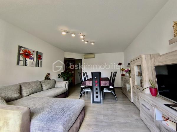 Idéalement situé au premier étage d'une copropriété édifiée en 1991,  calme et sécurisée, équipée d'un ascenseur, venez découvrir ce superbe appartement d’une surface privative totale de 87,93 m2 (Loi Carrez). Grâce à son agencement fonctionnel et ses beaux volumes, ce logement traversant offre un cadre de vie lumineux et des belles prestations.  Devenez propriétaire d'un logement particulièrement économe A (DPE) A (GES).

Se compose comme suit :
- une pièce de vie chaleureuse (23 m2 environ)
- une cuisine fonctionnelle équipée avec accès au balcon
- 3 chambres configurables selon vos besoins (11, 12 et 13 m2 environ)
- une salle d’eau récente
- un WC suspendu séparé avec lave mains  

Partie technique : 
- Ascenseur.
- Pompe à chaleur (PAC) réversible air/air.
- Chauffe-eau thermodynamique.
- VMC SF
- Fenêtres oscillo-battantes en PVC double vitrage et volets roulants.
- DPE A (factures d'énergie très douces, estimées entre seulement 570 € et 820 € par an).

Rare sur le marché, le bien dispose d'annexes exceptionnelles et sécurisées au sous-sol :
- Stationnement XXL : Un double emplacement en enfilade idéal pour garer deux voitures en toute sérénité.
- Stationnement Électrique dédié : Une place de parking supplémentaire équipée d'une prise renforcée, parfaite pour recharger votre véhicule électrique ou hybride rechargeable.
- Stockage & Sécurité : Un box fermé sous clé pour sécuriser vos équipements de valeur (motos, vélos, outillage) ainsi que deux caves privatives pour un espace de stockage optimal.

Le bâtiment profite d'une situation géographique privilégiée à la croisée de toutes les commodités.
- Accessibilité Autoroutes : Accès rapide et fluide aux axes autoroutiers majeurs (A35 et A36), vous connectant efficacement en direction de Colmar, Strasbourg, Belfort ou encore de la frontière suisse (Bâle-Mulhouse).
- Proximité des Écoles : Parfait pour les familles, le quartier propose une excellente sectorisation avec des écoles maternelles, primaires, collèges et lycées accessibles à quelques minutes à pied ou en transports en commun.
- Attractivité Touristique & Culturelle : Plongez au cœur du dynamisme de la région ! Vous vous situez à proximité du centre historique de Mulhouse, de ses célèbres musées d’envergure internationale (la Cité de l'Automobile, la Cité du Train, Parc des Expositions), du réputé Parc Zoologique et Botanique, et à quelques minutes des premiers panoramas de la route des vins d’Alsace.

Contactez-moi au 06 67 79 29 92 pour plus d’informations ou pour programmer une visite !