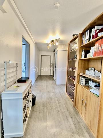 Idéalement situé au premier étage d'une copropriété édifiée en 1991,  calme et sécurisée, équipée d'un ascenseur, venez découvrir ce superbe appartement d’une surface privative totale de 87,93 m2 (Loi Carrez). Grâce à son agencement fonctionnel et ses beaux volumes, ce logement traversant offre un cadre de vie lumineux et des belles prestations.  Devenez propriétaire d'un logement particulièrement économe A (DPE) A (GES).

Se compose comme suit :
- une pièce de vie chaleureuse (23 m2 environ)
- une cuisine fonctionnelle équipée avec accès au balcon
- 3 chambres configurables selon vos besoins (11, 12 et 13 m2 environ)
- une salle d’eau récente
- un WC suspendu séparé avec lave mains  

Partie technique : 
- Ascenseur.
- Pompe à chaleur (PAC) réversible air/air.
- Chauffe-eau thermodynamique.
- VMC SF
- Fenêtres oscillo-battantes en PVC double vitrage et volets roulants.
- DPE A (factures d'énergie très douces, estimées entre seulement 570 € et 820 € par an).

Rare sur le marché, le bien dispose d'annexes exceptionnelles et sécurisées au sous-sol :
- Stationnement XXL : Un double emplacement en enfilade idéal pour garer deux voitures en toute sérénité.
- Stationnement Électrique dédié : Une place de parking supplémentaire équipée d'une prise renforcée, parfaite pour recharger votre véhicule électrique ou hybride rechargeable.
- Stockage & Sécurité : Un box fermé sous clé pour sécuriser vos équipements de valeur (motos, vélos, outillage) ainsi que deux caves privatives pour un espace de stockage optimal.

Le bâtiment profite d'une situation géographique privilégiée à la croisée de toutes les commodités.
- Accessibilité Autoroutes : Accès rapide et fluide aux axes autoroutiers majeurs (A35 et A36), vous connectant efficacement en direction de Colmar, Strasbourg, Belfort ou encore de la frontière suisse (Bâle-Mulhouse).
- Proximité des Écoles : Parfait pour les familles, le quartier propose une excellente sectorisation avec des écoles maternelles, primaires, collèges et lycées accessibles à quelques minutes à pied ou en transports en commun.
- Attractivité Touristique & Culturelle : Plongez au cœur du dynamisme de la région ! Vous vous situez à proximité du centre historique de Mulhouse, de ses célèbres musées d’envergure internationale (la Cité de l'Automobile, la Cité du Train, Parc des Expositions), du réputé Parc Zoologique et Botanique, et à quelques minutes des premiers panoramas de la route des vins d’Alsace.

Contactez-moi au 06 67 79 29 92 pour plus d’informations ou pour programmer une visite !