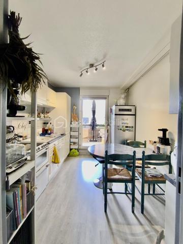Idéalement situé au premier étage d'une copropriété édifiée en 1991,  calme et sécurisée, équipée d'un ascenseur, venez découvrir ce superbe appartement d’une surface privative totale de 87,93 m2 (Loi Carrez). Grâce à son agencement fonctionnel et ses beaux volumes, ce logement traversant offre un cadre de vie lumineux et des belles prestations.  Devenez propriétaire d'un logement particulièrement économe A (DPE) A (GES).

Se compose comme suit :
- une pièce de vie chaleureuse (23 m2 environ)
- une cuisine fonctionnelle équipée avec accès au balcon
- 3 chambres configurables selon vos besoins (11, 12 et 13 m2 environ)
- une salle d’eau récente
- un WC suspendu séparé avec lave mains  

Partie technique : 
- Ascenseur.
- Pompe à chaleur (PAC) réversible air/air.
- Chauffe-eau thermodynamique.
- VMC SF
- Fenêtres oscillo-battantes en PVC double vitrage et volets roulants.
- DPE A (factures d'énergie très douces, estimées entre seulement 570 € et 820 € par an).

Rare sur le marché, le bien dispose d'annexes exceptionnelles et sécurisées au sous-sol :
- Stationnement XXL : Un double emplacement en enfilade idéal pour garer deux voitures en toute sérénité.
- Stationnement Électrique dédié : Une place de parking supplémentaire équipée d'une prise renforcée, parfaite pour recharger votre véhicule électrique ou hybride rechargeable.
- Stockage & Sécurité : Un box fermé sous clé pour sécuriser vos équipements de valeur (motos, vélos, outillage) ainsi que deux caves privatives pour un espace de stockage optimal.

Le bâtiment profite d'une situation géographique privilégiée à la croisée de toutes les commodités.
- Accessibilité Autoroutes : Accès rapide et fluide aux axes autoroutiers majeurs (A35 et A36), vous connectant efficacement en direction de Colmar, Strasbourg, Belfort ou encore de la frontière suisse (Bâle-Mulhouse).
- Proximité des Écoles : Parfait pour les familles, le quartier propose une excellente sectorisation avec des écoles maternelles, primaires, collèges et lycées accessibles à quelques minutes à pied ou en transports en commun.
- Attractivité Touristique & Culturelle : Plongez au cœur du dynamisme de la région ! Vous vous situez à proximité du centre historique de Mulhouse, de ses célèbres musées d’envergure internationale (la Cité de l'Automobile, la Cité du Train, Parc des Expositions), du réputé Parc Zoologique et Botanique, et à quelques minutes des premiers panoramas de la route des vins d’Alsace.

Contactez-moi au 06 67 79 29 92 pour plus d’informations ou pour programmer une visite !