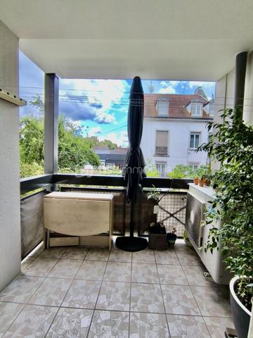 Idéalement situé au premier étage d'une copropriété édifiée en 1991,  calme et sécurisée, équipée d'un ascenseur, venez découvrir ce superbe appartement d’une surface privative totale de 87,93 m2 (Loi Carrez). Grâce à son agencement fonctionnel et ses beaux volumes, ce logement traversant offre un cadre de vie lumineux et des belles prestations.  Devenez propriétaire d'un logement particulièrement économe A (DPE) A (GES).

Se compose comme suit :
- une pièce de vie chaleureuse (23 m2 environ)
- une cuisine fonctionnelle équipée avec accès au balcon
- 3 chambres configurables selon vos besoins (11, 12 et 13 m2 environ)
- une salle d’eau récente
- un WC suspendu séparé avec lave mains  

Partie technique : 
- Ascenseur.
- Pompe à chaleur (PAC) réversible air/air.
- Chauffe-eau thermodynamique.
- VMC SF
- Fenêtres oscillo-battantes en PVC double vitrage et volets roulants.
- DPE A (factures d'énergie très douces, estimées entre seulement 570 € et 820 € par an).

Rare sur le marché, le bien dispose d'annexes exceptionnelles et sécurisées au sous-sol :
- Stationnement XXL : Un double emplacement en enfilade idéal pour garer deux voitures en toute sérénité.
- Stationnement Électrique dédié : Une place de parking supplémentaire équipée d'une prise renforcée, parfaite pour recharger votre véhicule électrique ou hybride rechargeable.
- Stockage & Sécurité : Un box fermé sous clé pour sécuriser vos équipements de valeur (motos, vélos, outillage) ainsi que deux caves privatives pour un espace de stockage optimal.

Le bâtiment profite d'une situation géographique privilégiée à la croisée de toutes les commodités.
- Accessibilité Autoroutes : Accès rapide et fluide aux axes autoroutiers majeurs (A35 et A36), vous connectant efficacement en direction de Colmar, Strasbourg, Belfort ou encore de la frontière suisse (Bâle-Mulhouse).
- Proximité des Écoles : Parfait pour les familles, le quartier propose une excellente sectorisation avec des écoles maternelles, primaires, collèges et lycées accessibles à quelques minutes à pied ou en transports en commun.
- Attractivité Touristique & Culturelle : Plongez au cœur du dynamisme de la région ! Vous vous situez à proximité du centre historique de Mulhouse, de ses célèbres musées d’envergure internationale (la Cité de l'Automobile, la Cité du Train, Parc des Expositions), du réputé Parc Zoologique et Botanique, et à quelques minutes des premiers panoramas de la route des vins d’Alsace.

Contactez-moi au 06 67 79 29 92 pour plus d’informations ou pour programmer une visite !