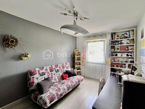 Idéalement situé au premier étage d'une copropriété édifiée en 1991,  calme et sécurisée, équipée d'un ascenseur, venez découvrir ce superbe appartement d’une surface privative totale de 87,93 m2 (Loi Carrez). Grâce à son agencement fonctionnel et ses beaux volumes, ce logement traversant offre un cadre de vie lumineux et des belles prestations.  Devenez propriétaire d'un logement particulièrement économe A (DPE) A (GES).

Se compose comme suit :
- une pièce de vie chaleureuse (23 m2 environ)
- une cuisine fonctionnelle équipée avec accès au balcon
- 3 chambres configurables selon vos besoins (11, 12 et 13 m2 environ)
- une salle d’eau récente
- un WC suspendu séparé avec lave mains  

Partie technique : 
- Ascenseur.
- Pompe à chaleur (PAC) réversible air/air.
- Chauffe-eau thermodynamique.
- VMC SF
- Fenêtres oscillo-battantes en PVC double vitrage et volets roulants.
- DPE A (factures d'énergie très douces, estimées entre seulement 570 € et 820 € par an).

Rare sur le marché, le bien dispose d'annexes exceptionnelles et sécurisées au sous-sol :
- Stationnement XXL : Un double emplacement en enfilade idéal pour garer deux voitures en toute sérénité.
- Stationnement Électrique dédié : Une place de parking supplémentaire équipée d'une prise renforcée, parfaite pour recharger votre véhicule électrique ou hybride rechargeable.
- Stockage & Sécurité : Un box fermé sous clé pour sécuriser vos équipements de valeur (motos, vélos, outillage) ainsi que deux caves privatives pour un espace de stockage optimal.

Le bâtiment profite d'une situation géographique privilégiée à la croisée de toutes les commodités.
- Accessibilité Autoroutes : Accès rapide et fluide aux axes autoroutiers majeurs (A35 et A36), vous connectant efficacement en direction de Colmar, Strasbourg, Belfort ou encore de la frontière suisse (Bâle-Mulhouse).
- Proximité des Écoles : Parfait pour les familles, le quartier propose une excellente sectorisation avec des écoles maternelles, primaires, collèges et lycées accessibles à quelques minutes à pied ou en transports en commun.
- Attractivité Touristique & Culturelle : Plongez au cœur du dynamisme de la région ! Vous vous situez à proximité du centre historique de Mulhouse, de ses célèbres musées d’envergure internationale (la Cité de l'Automobile, la Cité du Train, Parc des Expositions), du réputé Parc Zoologique et Botanique, et à quelques minutes des premiers panoramas de la route des vins d’Alsace.

Contactez-moi au 06 67 79 29 92 pour plus d’informations ou pour programmer une visite !