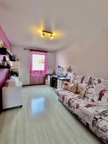 Idéalement situé au premier étage d'une copropriété édifiée en 1991,  calme et sécurisée, équipée d'un ascenseur, venez découvrir ce superbe appartement d’une surface privative totale de 87,93 m2 (Loi Carrez). Grâce à son agencement fonctionnel et ses beaux volumes, ce logement traversant offre un cadre de vie lumineux et des belles prestations.  Devenez propriétaire d'un logement particulièrement économe A (DPE) A (GES).

Se compose comme suit :
- une pièce de vie chaleureuse (23 m2 environ)
- une cuisine fonctionnelle équipée avec accès au balcon
- 3 chambres configurables selon vos besoins (11, 12 et 13 m2 environ)
- une salle d’eau récente
- un WC suspendu séparé avec lave mains  

Partie technique : 
- Ascenseur.
- Pompe à chaleur (PAC) réversible air/air.
- Chauffe-eau thermodynamique.
- VMC SF
- Fenêtres oscillo-battantes en PVC double vitrage et volets roulants.
- DPE A (factures d'énergie très douces, estimées entre seulement 570 € et 820 € par an).

Rare sur le marché, le bien dispose d'annexes exceptionnelles et sécurisées au sous-sol :
- Stationnement XXL : Un double emplacement en enfilade idéal pour garer deux voitures en toute sérénité.
- Stationnement Électrique dédié : Une place de parking supplémentaire équipée d'une prise renforcée, parfaite pour recharger votre véhicule électrique ou hybride rechargeable.
- Stockage & Sécurité : Un box fermé sous clé pour sécuriser vos équipements de valeur (motos, vélos, outillage) ainsi que deux caves privatives pour un espace de stockage optimal.

Le bâtiment profite d'une situation géographique privilégiée à la croisée de toutes les commodités.
- Accessibilité Autoroutes : Accès rapide et fluide aux axes autoroutiers majeurs (A35 et A36), vous connectant efficacement en direction de Colmar, Strasbourg, Belfort ou encore de la frontière suisse (Bâle-Mulhouse).
- Proximité des Écoles : Parfait pour les familles, le quartier propose une excellente sectorisation avec des écoles maternelles, primaires, collèges et lycées accessibles à quelques minutes à pied ou en transports en commun.
- Attractivité Touristique & Culturelle : Plongez au cœur du dynamisme de la région ! Vous vous situez à proximité du centre historique de Mulhouse, de ses célèbres musées d’envergure internationale (la Cité de l'Automobile, la Cité du Train, Parc des Expositions), du réputé Parc Zoologique et Botanique, et à quelques minutes des premiers panoramas de la route des vins d’Alsace.

Contactez-moi au 06 67 79 29 92 pour plus d’informations ou pour programmer une visite !