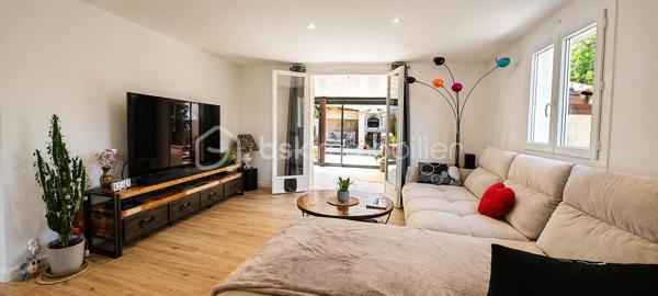✨ Maison de plain-pied – Esprit dedans/dehors, piscine, garage ✨

Située à Montbazin proche de toutes commodités 
 - 10 min de l'autoroute,  
- 20min de Montpellier 
 - 15 min de la plage et Sète. 

 * 111m2 / 398m2 
 * Garage indépendant  environ 18 m2 avec mezzanine + garage à moto  
 * 4 stationnements intérieur 
 * Piscine  
 * Clim réversible  
 * 2 entrées véhicules distincts avec carports et portails électriques 
 * Expo Sud Est / Sud Ouest
 
Découvrez cette agréable maison de plain-pied de 3 faces, offrant un cadre de vie idéal entre confort, et convivialité. 

 * Belle pièce de vie d’environ 40 m², avec cuisine moderne , entièrement équipée et meublée, pensée pour partager de vrais moments de vie.  

* Dans son prolongement, une véranda chauffée et climatisée de 35 m² vous accueille. ( véritable pièce à vivre supplémentaire, ouverte sur le jardin). 

 * Côté nuit : 3 chambres dont une en mezzanine pleine de charme.  
A cela s'ajoute un grand dressing de 9m2

  * Une salle d'eau 

 * Un WC séparé espace buanderie 

 À l’extérieur, place à la détente : Jardin aménagé avec piscine semi-enterrée pour se rafraîchir l'été Espace barbecue & four à pizza, "style hacienda" idéal pour recevoir et profiter toute l'année 
Ambiance chaleureuse et intimiste  
💡 Atout supplémentaire : possibilité d’aménager un studio indépendant dans le garage, idéal pour un projet locatif, un espace professionnel ou pour recevoir. 
💫 Une maison agréable et évolutive.
