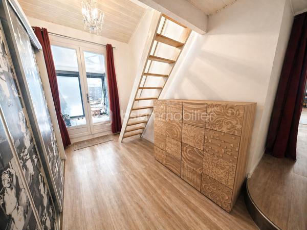 ✨ Maison de plain-pied – Esprit dedans/dehors, piscine, garage ✨

Située à Montbazin proche de toutes commodités 
 - 10 min de l'autoroute,  
- 20min de Montpellier 
 - 15 min de la plage et Sète. 

 * 111m2 / 398m2 
 * Garage indépendant  environ 18 m2 avec mezzanine + garage à moto  
 * 4 stationnements intérieur 
 * Piscine  
 * Clim réversible  
 * 2 entrées véhicules distincts avec carports et portails électriques 
 * Expo Sud Est / Sud Ouest
 
Découvrez cette agréable maison de plain-pied de 3 faces, offrant un cadre de vie idéal entre confort, et convivialité. 

 * Belle pièce de vie d’environ 40 m², avec cuisine moderne , entièrement équipée et meublée, pensée pour partager de vrais moments de vie.  

* Dans son prolongement, une véranda chauffée et climatisée de 35 m² vous accueille. ( véritable pièce à vivre supplémentaire, ouverte sur le jardin). 

 * Côté nuit : 3 chambres dont une en mezzanine pleine de charme.  
A cela s'ajoute un grand dressing de 9m2

  * Une salle d'eau 

 * Un WC séparé espace buanderie 

 À l’extérieur, place à la détente : Jardin aménagé avec piscine semi-enterrée pour se rafraîchir l'été Espace barbecue & four à pizza, "style hacienda" idéal pour recevoir et profiter toute l'année 
Ambiance chaleureuse et intimiste  
💡 Atout supplémentaire : possibilité d’aménager un studio indépendant dans le garage, idéal pour un projet locatif, un espace professionnel ou pour recevoir. 
💫 Une maison agréable et évolutive.