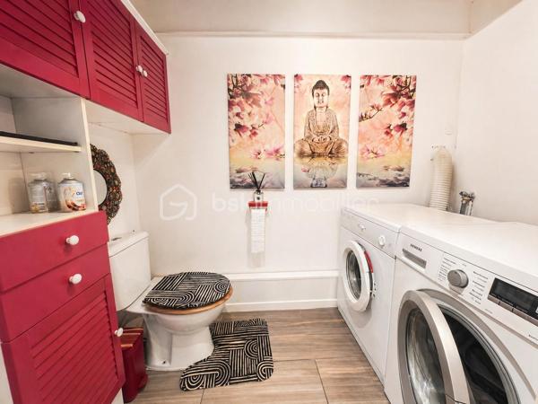 ✨ Maison de plain-pied – Esprit dedans/dehors, piscine, garage ✨

Située à Montbazin proche de toutes commodités 
 - 10 min de l'autoroute,  
- 20min de Montpellier 
 - 15 min de la plage et Sète. 

 * 111m2 / 398m2 
 * Garage indépendant  environ 18 m2 avec mezzanine + garage à moto  
 * 4 stationnements intérieur 
 * Piscine  
 * Clim réversible  
 * 2 entrées véhicules distincts avec carports et portails électriques 
 * Expo Sud Est / Sud Ouest
 
Découvrez cette agréable maison de plain-pied de 3 faces, offrant un cadre de vie idéal entre confort, et convivialité. 

 * Belle pièce de vie d’environ 40 m², avec cuisine moderne , entièrement équipée et meublée, pensée pour partager de vrais moments de vie.  

* Dans son prolongement, une véranda chauffée et climatisée de 35 m² vous accueille. ( véritable pièce à vivre supplémentaire, ouverte sur le jardin). 

 * Côté nuit : 3 chambres dont une en mezzanine pleine de charme.  
A cela s'ajoute un grand dressing de 9m2

  * Une salle d'eau 

 * Un WC séparé espace buanderie 

 À l’extérieur, place à la détente : Jardin aménagé avec piscine semi-enterrée pour se rafraîchir l'été Espace barbecue & four à pizza, "style hacienda" idéal pour recevoir et profiter toute l'année 
Ambiance chaleureuse et intimiste  
💡 Atout supplémentaire : possibilité d’aménager un studio indépendant dans le garage, idéal pour un projet locatif, un espace professionnel ou pour recevoir. 
💫 Une maison agréable et évolutive.