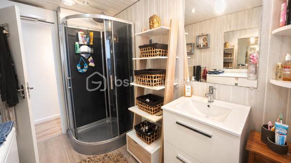 ✨ Maison de plain-pied – Esprit dedans/dehors, piscine, garage ✨

Située à Montbazin proche de toutes commodités 
 - 10 min de l'autoroute,  
- 20min de Montpellier 
 - 15 min de la plage et Sète. 

 * 111m2 / 398m2 
 * Garage indépendant  environ 18 m2 avec mezzanine + garage à moto  
 * 4 stationnements intérieur 
 * Piscine  
 * Clim réversible  
 * 2 entrées véhicules distincts avec carports et portails électriques 
 * Expo Sud Est / Sud Ouest
 
Découvrez cette agréable maison de plain-pied de 3 faces, offrant un cadre de vie idéal entre confort, et convivialité. 

 * Belle pièce de vie d’environ 40 m², avec cuisine moderne , entièrement équipée et meublée, pensée pour partager de vrais moments de vie.  

* Dans son prolongement, une véranda chauffée et climatisée de 35 m² vous accueille. ( véritable pièce à vivre supplémentaire, ouverte sur le jardin). 

 * Côté nuit : 3 chambres dont une en mezzanine pleine de charme.  
A cela s'ajoute un grand dressing de 9m2

  * Une salle d'eau 

 * Un WC séparé espace buanderie 

 À l’extérieur, place à la détente : Jardin aménagé avec piscine semi-enterrée pour se rafraîchir l'été Espace barbecue & four à pizza, "style hacienda" idéal pour recevoir et profiter toute l'année 
Ambiance chaleureuse et intimiste  
💡 Atout supplémentaire : possibilité d’aménager un studio indépendant dans le garage, idéal pour un projet locatif, un espace professionnel ou pour recevoir. 
💫 Une maison agréable et évolutive.