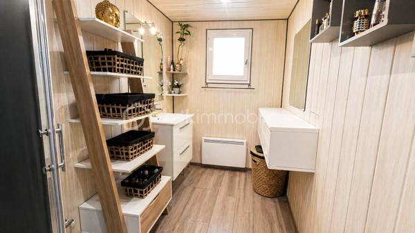 ✨ Maison de plain-pied – Esprit dedans/dehors, piscine, garage ✨

Située à Montbazin proche de toutes commodités 
 - 10 min de l'autoroute,  
- 20min de Montpellier 
 - 15 min de la plage et Sète. 

 * 111m2 / 398m2 
 * Garage indépendant  environ 18 m2 avec mezzanine + garage à moto  
 * 4 stationnements intérieur 
 * Piscine  
 * Clim réversible  
 * 2 entrées véhicules distincts avec carports et portails électriques 
 * Expo Sud Est / Sud Ouest
 
Découvrez cette agréable maison de plain-pied de 3 faces, offrant un cadre de vie idéal entre confort, et convivialité. 

 * Belle pièce de vie d’environ 40 m², avec cuisine moderne , entièrement équipée et meublée, pensée pour partager de vrais moments de vie.  

* Dans son prolongement, une véranda chauffée et climatisée de 35 m² vous accueille. ( véritable pièce à vivre supplémentaire, ouverte sur le jardin). 

 * Côté nuit : 3 chambres dont une en mezzanine pleine de charme.  
A cela s'ajoute un grand dressing de 9m2

  * Une salle d'eau 

 * Un WC séparé espace buanderie 

 À l’extérieur, place à la détente : Jardin aménagé avec piscine semi-enterrée pour se rafraîchir l'été Espace barbecue & four à pizza, "style hacienda" idéal pour recevoir et profiter toute l'année 
Ambiance chaleureuse et intimiste  
💡 Atout supplémentaire : possibilité d’aménager un studio indépendant dans le garage, idéal pour un projet locatif, un espace professionnel ou pour recevoir. 
💫 Une maison agréable et évolutive.
