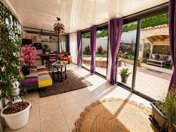 ✨ Maison de plain-pied – Esprit dedans/dehors, piscine, garage ✨

Située à Montbazin proche de toutes commodités 
 - 10 min de l'autoroute,  
- 20min de Montpellier 
 - 15 min de la plage et Sète. 

 * 111m2 / 398m2 
 * Garage indépendant  environ 18 m2 avec mezzanine + garage à moto  
 * 4 stationnements intérieur 
 * Piscine  
 * Clim réversible  
 * 2 entrées véhicules distincts avec carports et portails électriques 
 * Expo Sud Est / Sud Ouest
 
Découvrez cette agréable maison de plain-pied de 3 faces, offrant un cadre de vie idéal entre confort, et convivialité. 

 * Belle pièce de vie d’environ 40 m², avec cuisine moderne , entièrement équipée et meublée, pensée pour partager de vrais moments de vie.  

* Dans son prolongement, une véranda chauffée et climatisée de 35 m² vous accueille. ( véritable pièce à vivre supplémentaire, ouverte sur le jardin). 

 * Côté nuit : 3 chambres dont une en mezzanine pleine de charme.  
A cela s'ajoute un grand dressing de 9m2

  * Une salle d'eau 

 * Un WC séparé espace buanderie 

 À l’extérieur, place à la détente : Jardin aménagé avec piscine semi-enterrée pour se rafraîchir l'été Espace barbecue & four à pizza, "style hacienda" idéal pour recevoir et profiter toute l'année 
Ambiance chaleureuse et intimiste  
💡 Atout supplémentaire : possibilité d’aménager un studio indépendant dans le garage, idéal pour un projet locatif, un espace professionnel ou pour recevoir. 
💫 Une maison agréable et évolutive.