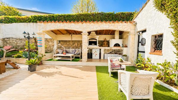 ✨ Maison de plain-pied – Esprit dedans/dehors, piscine, garage ✨

Située à Montbazin proche de toutes commodités 
 - 10 min de l'autoroute,  
- 20min de Montpellier 
 - 15 min de la plage et Sète. 

 * 111m2 / 398m2 
 * Garage indépendant  environ 18 m2 avec mezzanine + garage à moto  
 * 4 stationnements intérieur 
 * Piscine  
 * Clim réversible  
 * 2 entrées véhicules distincts avec carports et portails électriques 
 * Expo Sud Est / Sud Ouest
 
Découvrez cette agréable maison de plain-pied de 3 faces, offrant un cadre de vie idéal entre confort, et convivialité. 

 * Belle pièce de vie d’environ 40 m², avec cuisine moderne , entièrement équipée et meublée, pensée pour partager de vrais moments de vie.  

* Dans son prolongement, une véranda chauffée et climatisée de 35 m² vous accueille. ( véritable pièce à vivre supplémentaire, ouverte sur le jardin). 

 * Côté nuit : 3 chambres dont une en mezzanine pleine de charme.  
A cela s'ajoute un grand dressing de 9m2

  * Une salle d'eau 

 * Un WC séparé espace buanderie 

 À l’extérieur, place à la détente : Jardin aménagé avec piscine semi-enterrée pour se rafraîchir l'été Espace barbecue & four à pizza, "style hacienda" idéal pour recevoir et profiter toute l'année 
Ambiance chaleureuse et intimiste  
💡 Atout supplémentaire : possibilité d’aménager un studio indépendant dans le garage, idéal pour un projet locatif, un espace professionnel ou pour recevoir. 
💫 Une maison agréable et évolutive.