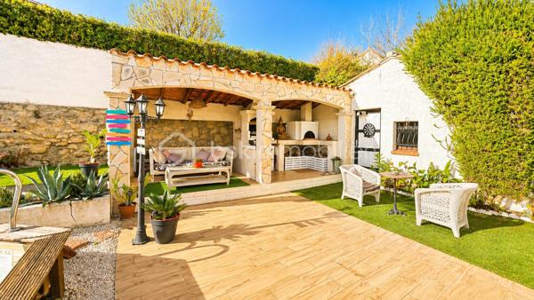 ✨ Maison de plain-pied – Esprit dedans/dehors, piscine, garage ✨

Située à Montbazin proche de toutes commodités 
 - 10 min de l'autoroute,  
- 20min de Montpellier 
 - 15 min de la plage et Sète. 

 * 111m2 / 398m2 
 * Garage indépendant  environ 18 m2 avec mezzanine + garage à moto  
 * 4 stationnements intérieur 
 * Piscine  
 * Clim réversible  
 * 2 entrées véhicules distincts avec carports et portails électriques 
 * Expo Sud Est / Sud Ouest
 
Découvrez cette agréable maison de plain-pied de 3 faces, offrant un cadre de vie idéal entre confort, et convivialité. 

 * Belle pièce de vie d’environ 40 m², avec cuisine moderne , entièrement équipée et meublée, pensée pour partager de vrais moments de vie.  

* Dans son prolongement, une véranda chauffée et climatisée de 35 m² vous accueille. ( véritable pièce à vivre supplémentaire, ouverte sur le jardin). 

 * Côté nuit : 3 chambres dont une en mezzanine pleine de charme.  
A cela s'ajoute un grand dressing de 9m2

  * Une salle d'eau 

 * Un WC séparé espace buanderie 

 À l’extérieur, place à la détente : Jardin aménagé avec piscine semi-enterrée pour se rafraîchir l'été Espace barbecue & four à pizza, "style hacienda" idéal pour recevoir et profiter toute l'année 
Ambiance chaleureuse et intimiste  
💡 Atout supplémentaire : possibilité d’aménager un studio indépendant dans le garage, idéal pour un projet locatif, un espace professionnel ou pour recevoir. 
💫 Une maison agréable et évolutive.
