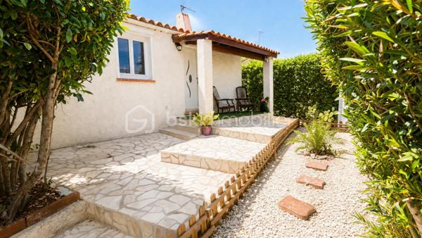 ✨ Maison de plain-pied – Esprit dedans/dehors, piscine, garage ✨

Située à Montbazin proche de toutes commodités 
 - 10 min de l'autoroute,  
- 20min de Montpellier 
 - 15 min de la plage et Sète. 

 * 111m2 / 398m2 
 * Garage indépendant  environ 18 m2 avec mezzanine + garage à moto  
 * 4 stationnements intérieur 
 * Piscine  
 * Clim réversible  
 * 2 entrées véhicules distincts avec carports et portails électriques 
 * Expo Sud Est / Sud Ouest
 
Découvrez cette agréable maison de plain-pied de 3 faces, offrant un cadre de vie idéal entre confort, et convivialité. 

 * Belle pièce de vie d’environ 40 m², avec cuisine moderne , entièrement équipée et meublée, pensée pour partager de vrais moments de vie.  

* Dans son prolongement, une véranda chauffée et climatisée de 35 m² vous accueille. ( véritable pièce à vivre supplémentaire, ouverte sur le jardin). 

 * Côté nuit : 3 chambres dont une en mezzanine pleine de charme.  
A cela s'ajoute un grand dressing de 9m2

  * Une salle d'eau 

 * Un WC séparé espace buanderie 

 À l’extérieur, place à la détente : Jardin aménagé avec piscine semi-enterrée pour se rafraîchir l'été Espace barbecue & four à pizza, "style hacienda" idéal pour recevoir et profiter toute l'année 
Ambiance chaleureuse et intimiste  
💡 Atout supplémentaire : possibilité d’aménager un studio indépendant dans le garage, idéal pour un projet locatif, un espace professionnel ou pour recevoir. 
💫 Une maison agréable et évolutive.