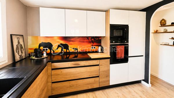 ✨ Maison de plain-pied – Esprit dedans/dehors, piscine, garage ✨

Située à Montbazin proche de toutes commodités 
 - 10 min de l'autoroute,  
- 20min de Montpellier 
 - 15 min de la plage et Sète. 

 * 111m2 / 398m2 
 * Garage indépendant  environ 18 m2 avec mezzanine + garage à moto  
 * 4 stationnements intérieur 
 * Piscine  
 * Clim réversible  
 * 2 entrées véhicules distincts avec carports et portails électriques 
 * Expo Sud Est / Sud Ouest
 
Découvrez cette agréable maison de plain-pied de 3 faces, offrant un cadre de vie idéal entre confort, et convivialité. 

 * Belle pièce de vie d’environ 40 m², avec cuisine moderne , entièrement équipée et meublée, pensée pour partager de vrais moments de vie.  

* Dans son prolongement, une véranda chauffée et climatisée de 35 m² vous accueille. ( véritable pièce à vivre supplémentaire, ouverte sur le jardin). 

 * Côté nuit : 3 chambres dont une en mezzanine pleine de charme.  
A cela s'ajoute un grand dressing de 9m2

  * Une salle d'eau 

 * Un WC séparé espace buanderie 

 À l’extérieur, place à la détente : Jardin aménagé avec piscine semi-enterrée pour se rafraîchir l'été Espace barbecue & four à pizza, "style hacienda" idéal pour recevoir et profiter toute l'année 
Ambiance chaleureuse et intimiste  
💡 Atout supplémentaire : possibilité d’aménager un studio indépendant dans le garage, idéal pour un projet locatif, un espace professionnel ou pour recevoir. 
💫 Une maison agréable et évolutive.