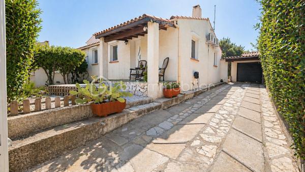 ✨ Maison de plain-pied – Esprit dedans/dehors, piscine, garage ✨

Située à Montbazin proche de toutes commodités 
 - 10 min de l'autoroute,  
- 20min de Montpellier 
 - 15 min de la plage et Sète. 

 * 111m2 / 398m2 
 * Garage indépendant  environ 18 m2 avec mezzanine + garage à moto  
 * 4 stationnements intérieur 
 * Piscine  
 * Clim réversible  
 * 2 entrées véhicules distincts avec carports et portails électriques 
 * Expo Sud Est / Sud Ouest
 
Découvrez cette agréable maison de plain-pied de 3 faces, offrant un cadre de vie idéal entre confort, et convivialité. 

 * Belle pièce de vie d’environ 40 m², avec cuisine moderne , entièrement équipée et meublée, pensée pour partager de vrais moments de vie.  

* Dans son prolongement, une véranda chauffée et climatisée de 35 m² vous accueille. ( véritable pièce à vivre supplémentaire, ouverte sur le jardin). 

 * Côté nuit : 3 chambres dont une en mezzanine pleine de charme.  
A cela s'ajoute un grand dressing de 9m2

  * Une salle d'eau 

 * Un WC séparé espace buanderie 

 À l’extérieur, place à la détente : Jardin aménagé avec piscine semi-enterrée pour se rafraîchir l'été Espace barbecue & four à pizza, "style hacienda" idéal pour recevoir et profiter toute l'année 
Ambiance chaleureuse et intimiste  
💡 Atout supplémentaire : possibilité d’aménager un studio indépendant dans le garage, idéal pour un projet locatif, un espace professionnel ou pour recevoir. 
💫 Une maison agréable et évolutive.
