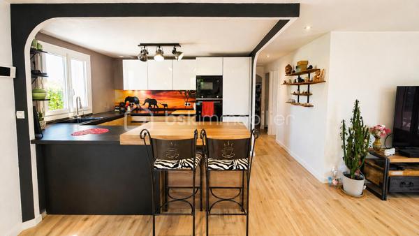 ✨ Maison de plain-pied – Esprit dedans/dehors, piscine, garage ✨

Située à Montbazin proche de toutes commodités 
 - 10 min de l'autoroute,  
- 20min de Montpellier 
 - 15 min de la plage et Sète. 

 * 111m2 / 398m2 
 * Garage indépendant  environ 18 m2 avec mezzanine + garage à moto  
 * 4 stationnements intérieur 
 * Piscine  
 * Clim réversible  
 * 2 entrées véhicules distincts avec carports et portails électriques 
 * Expo Sud Est / Sud Ouest
 
Découvrez cette agréable maison de plain-pied de 3 faces, offrant un cadre de vie idéal entre confort, et convivialité. 

 * Belle pièce de vie d’environ 40 m², avec cuisine moderne , entièrement équipée et meublée, pensée pour partager de vrais moments de vie.  

* Dans son prolongement, une véranda chauffée et climatisée de 35 m² vous accueille. ( véritable pièce à vivre supplémentaire, ouverte sur le jardin). 

 * Côté nuit : 3 chambres dont une en mezzanine pleine de charme.  
A cela s'ajoute un grand dressing de 9m2

  * Une salle d'eau 

 * Un WC séparé espace buanderie 

 À l’extérieur, place à la détente : Jardin aménagé avec piscine semi-enterrée pour se rafraîchir l'été Espace barbecue & four à pizza, "style hacienda" idéal pour recevoir et profiter toute l'année 
Ambiance chaleureuse et intimiste  
💡 Atout supplémentaire : possibilité d’aménager un studio indépendant dans le garage, idéal pour un projet locatif, un espace professionnel ou pour recevoir. 
💫 Une maison agréable et évolutive.