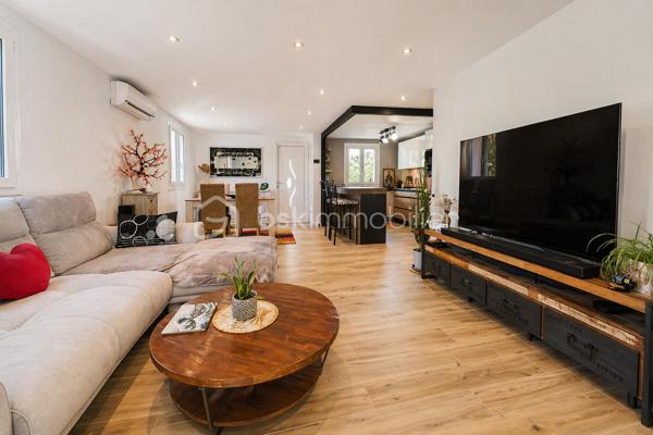 ✨ Maison de plain-pied – Esprit dedans/dehors, piscine, garage ✨

Située à Montbazin proche de toutes commodités 
 - 10 min de l'autoroute,  
- 20min de Montpellier 
 - 15 min de la plage et Sète. 

 * 111m2 / 398m2 
 * Garage indépendant  environ 18 m2 avec mezzanine + garage à moto  
 * 4 stationnements intérieur 
 * Piscine  
 * Clim réversible  
 * 2 entrées véhicules distincts avec carports et portails électriques 
 * Expo Sud Est / Sud Ouest
 
Découvrez cette agréable maison de plain-pied de 3 faces, offrant un cadre de vie idéal entre confort, et convivialité. 

 * Belle pièce de vie d’environ 40 m², avec cuisine moderne , entièrement équipée et meublée, pensée pour partager de vrais moments de vie.  

* Dans son prolongement, une véranda chauffée et climatisée de 35 m² vous accueille. ( véritable pièce à vivre supplémentaire, ouverte sur le jardin). 

 * Côté nuit : 3 chambres dont une en mezzanine pleine de charme.  
A cela s'ajoute un grand dressing de 9m2

  * Une salle d'eau 

 * Un WC séparé espace buanderie 

 À l’extérieur, place à la détente : Jardin aménagé avec piscine semi-enterrée pour se rafraîchir l'été Espace barbecue & four à pizza, "style hacienda" idéal pour recevoir et profiter toute l'année 
Ambiance chaleureuse et intimiste  
💡 Atout supplémentaire : possibilité d’aménager un studio indépendant dans le garage, idéal pour un projet locatif, un espace professionnel ou pour recevoir. 
💫 Une maison agréable et évolutive.