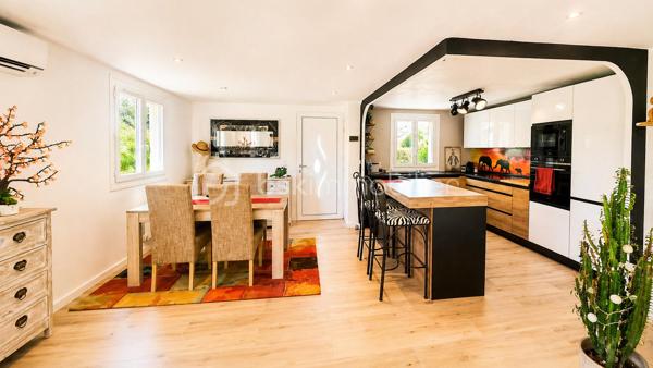 ✨ Maison de plain-pied – Esprit dedans/dehors, piscine, garage ✨

Située à Montbazin proche de toutes commodités 
 - 10 min de l'autoroute,  
- 20min de Montpellier 
 - 15 min de la plage et Sète. 

 * 111m2 / 398m2 
 * Garage indépendant  environ 18 m2 avec mezzanine + garage à moto  
 * 4 stationnements intérieur 
 * Piscine  
 * Clim réversible  
 * 2 entrées véhicules distincts avec carports et portails électriques 
 * Expo Sud Est / Sud Ouest
 
Découvrez cette agréable maison de plain-pied de 3 faces, offrant un cadre de vie idéal entre confort, et convivialité. 

 * Belle pièce de vie d’environ 40 m², avec cuisine moderne , entièrement équipée et meublée, pensée pour partager de vrais moments de vie.  

* Dans son prolongement, une véranda chauffée et climatisée de 35 m² vous accueille. ( véritable pièce à vivre supplémentaire, ouverte sur le jardin). 

 * Côté nuit : 3 chambres dont une en mezzanine pleine de charme.  
A cela s'ajoute un grand dressing de 9m2

  * Une salle d'eau 

 * Un WC séparé espace buanderie 

 À l’extérieur, place à la détente : Jardin aménagé avec piscine semi-enterrée pour se rafraîchir l'été Espace barbecue & four à pizza, "style hacienda" idéal pour recevoir et profiter toute l'année 
Ambiance chaleureuse et intimiste  
💡 Atout supplémentaire : possibilité d’aménager un studio indépendant dans le garage, idéal pour un projet locatif, un espace professionnel ou pour recevoir. 
💫 Une maison agréable et évolutive.