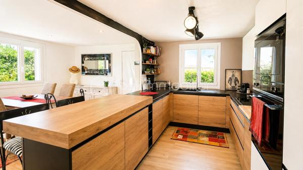 ✨ Maison de plain-pied – Esprit dedans/dehors, piscine, garage ✨

Située à Montbazin proche de toutes commodités 
 - 10 min de l'autoroute,  
- 20min de Montpellier 
 - 15 min de la plage et Sète. 

 * 111m2 / 398m2 
 * Garage indépendant  environ 18 m2 avec mezzanine + garage à moto  
 * 4 stationnements intérieur 
 * Piscine  
 * Clim réversible  
 * 2 entrées véhicules distincts avec carports et portails électriques 
 * Expo Sud Est / Sud Ouest
 
Découvrez cette agréable maison de plain-pied de 3 faces, offrant un cadre de vie idéal entre confort, et convivialité. 

 * Belle pièce de vie d’environ 40 m², avec cuisine moderne , entièrement équipée et meublée, pensée pour partager de vrais moments de vie.  

* Dans son prolongement, une véranda chauffée et climatisée de 35 m² vous accueille. ( véritable pièce à vivre supplémentaire, ouverte sur le jardin). 

 * Côté nuit : 3 chambres dont une en mezzanine pleine de charme.  
A cela s'ajoute un grand dressing de 9m2

  * Une salle d'eau 

 * Un WC séparé espace buanderie 

 À l’extérieur, place à la détente : Jardin aménagé avec piscine semi-enterrée pour se rafraîchir l'été Espace barbecue & four à pizza, "style hacienda" idéal pour recevoir et profiter toute l'année 
Ambiance chaleureuse et intimiste  
💡 Atout supplémentaire : possibilité d’aménager un studio indépendant dans le garage, idéal pour un projet locatif, un espace professionnel ou pour recevoir. 
💫 Une maison agréable et évolutive.