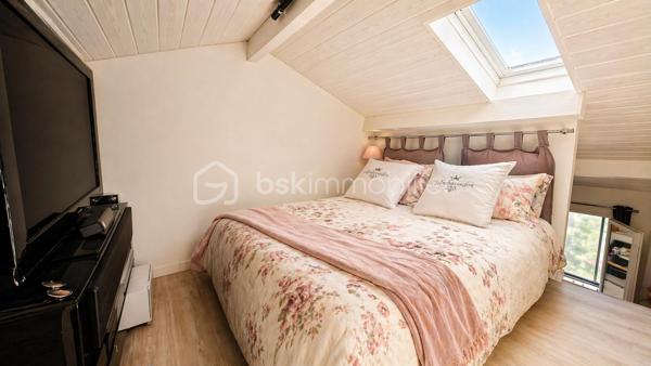 ✨ Maison de plain-pied – Esprit dedans/dehors, piscine, garage ✨

Située à Montbazin proche de toutes commodités 
 - 10 min de l'autoroute,  
- 20min de Montpellier 
 - 15 min de la plage et Sète. 

 * 111m2 / 398m2 
 * Garage indépendant  environ 18 m2 avec mezzanine + garage à moto  
 * 4 stationnements intérieur 
 * Piscine  
 * Clim réversible  
 * 2 entrées véhicules distincts avec carports et portails électriques 
 * Expo Sud Est / Sud Ouest
 
Découvrez cette agréable maison de plain-pied de 3 faces, offrant un cadre de vie idéal entre confort, et convivialité. 

 * Belle pièce de vie d’environ 40 m², avec cuisine moderne , entièrement équipée et meublée, pensée pour partager de vrais moments de vie.  

* Dans son prolongement, une véranda chauffée et climatisée de 35 m² vous accueille. ( véritable pièce à vivre supplémentaire, ouverte sur le jardin). 

 * Côté nuit : 3 chambres dont une en mezzanine pleine de charme.  
A cela s'ajoute un grand dressing de 9m2

  * Une salle d'eau 

 * Un WC séparé espace buanderie 

 À l’extérieur, place à la détente : Jardin aménagé avec piscine semi-enterrée pour se rafraîchir l'été Espace barbecue & four à pizza, "style hacienda" idéal pour recevoir et profiter toute l'année 
Ambiance chaleureuse et intimiste  
💡 Atout supplémentaire : possibilité d’aménager un studio indépendant dans le garage, idéal pour un projet locatif, un espace professionnel ou pour recevoir. 
💫 Une maison agréable et évolutive.