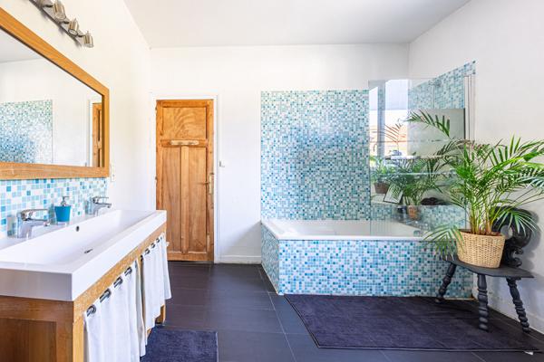 Blanche de castille maison familiale de 6 chambres, garages, jardin avec piscine