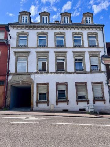 Idéalement situé en centre-ville, à proximité immédiate de toutes les commodités, découvrez cet immeuble en monopropriété, libre d’occupation, offrant de nombreuses possibilités.

L’ensemble se compose de 10 appartements de type F2, avec des surfaces comprises entre 30 et 50 m² :
9 appartements entièrement rénovés dans un esprit moderne et élégant
1 appartement à rénover entièrement, laissant libre cours à vos projets

Les appartements rénovés bénéficient de prestations de qualité :
Double vitrage
Pompe à chaleur réversible
Ballon thermodynamique
Compteurs électriques individuels
Très bons diagnostics énergétiques, classés de B à C

L’immeuble dispose également de nombreux atouts :
Caves en sous-sol
Grand espace extérieur à l’arrière permettant l’aménagement de places de stationnement pour chaque logement
Situation privilégiée, proche des commerces, transports et services

Un ensemble immobilier rare sur le secteur, alliant confort moderne, emplacement stratégique et fort potentiel d’aménagement.

Contactez-moi dès maintenant pour plus d’informations ou organiser une visite.