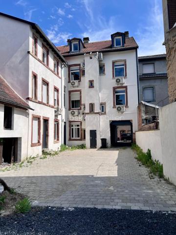Idéalement situé en centre-ville, à proximité immédiate de toutes les commodités, découvrez cet immeuble en monopropriété, libre d’occupation, offrant de nombreuses possibilités.

L’ensemble se compose de 10 appartements de type F2, avec des surfaces comprises entre 30 et 50 m² :
9 appartements entièrement rénovés dans un esprit moderne et élégant
1 appartement à rénover entièrement, laissant libre cours à vos projets

Les appartements rénovés bénéficient de prestations de qualité :
Double vitrage
Pompe à chaleur réversible
Ballon thermodynamique
Compteurs électriques individuels
Très bons diagnostics énergétiques, classés de B à C

L’immeuble dispose également de nombreux atouts :
Caves en sous-sol
Grand espace extérieur à l’arrière permettant l’aménagement de places de stationnement pour chaque logement
Situation privilégiée, proche des commerces, transports et services

Un ensemble immobilier rare sur le secteur, alliant confort moderne, emplacement stratégique et fort potentiel d’aménagement.

Contactez-moi dès maintenant pour plus d’informations ou organiser une visite.