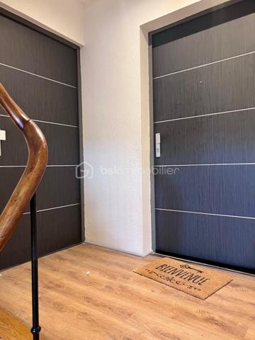 Idéalement situé en centre-ville, à proximité immédiate de toutes les commodités, découvrez cet immeuble en monopropriété, libre d’occupation, offrant de nombreuses possibilités.

L’ensemble se compose de 10 appartements de type F2, avec des surfaces comprises entre 30 et 50 m² :
9 appartements entièrement rénovés dans un esprit moderne et élégant
1 appartement à rénover entièrement, laissant libre cours à vos projets

Les appartements rénovés bénéficient de prestations de qualité :
Double vitrage
Pompe à chaleur réversible
Ballon thermodynamique
Compteurs électriques individuels
Très bons diagnostics énergétiques, classés de B à C

L’immeuble dispose également de nombreux atouts :
Caves en sous-sol
Grand espace extérieur à l’arrière permettant l’aménagement de places de stationnement pour chaque logement
Situation privilégiée, proche des commerces, transports et services

Un ensemble immobilier rare sur le secteur, alliant confort moderne, emplacement stratégique et fort potentiel d’aménagement.

Contactez-moi dès maintenant pour plus d’informations ou organiser une visite.