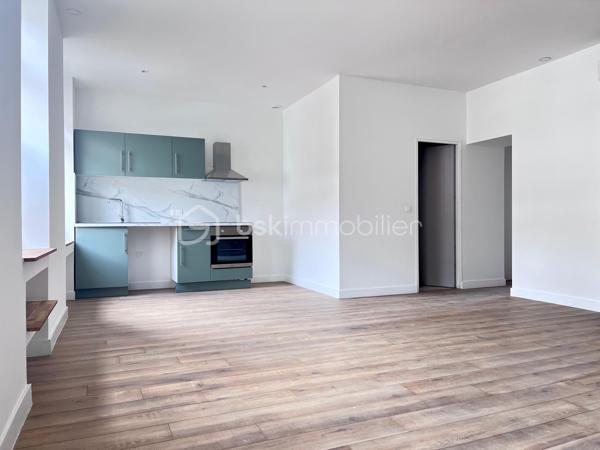 Idéalement situé en centre-ville, à proximité immédiate de toutes les commodités, découvrez cet immeuble en monopropriété, libre d’occupation, offrant de nombreuses possibilités.

L’ensemble se compose de 10 appartements de type F2, avec des surfaces comprises entre 30 et 50 m² :
9 appartements entièrement rénovés dans un esprit moderne et élégant
1 appartement à rénover entièrement, laissant libre cours à vos projets

Les appartements rénovés bénéficient de prestations de qualité :
Double vitrage
Pompe à chaleur réversible
Ballon thermodynamique
Compteurs électriques individuels
Très bons diagnostics énergétiques, classés de B à C

L’immeuble dispose également de nombreux atouts :
Caves en sous-sol
Grand espace extérieur à l’arrière permettant l’aménagement de places de stationnement pour chaque logement
Situation privilégiée, proche des commerces, transports et services

Un ensemble immobilier rare sur le secteur, alliant confort moderne, emplacement stratégique et fort potentiel d’aménagement.

Contactez-moi dès maintenant pour plus d’informations ou organiser une visite.
