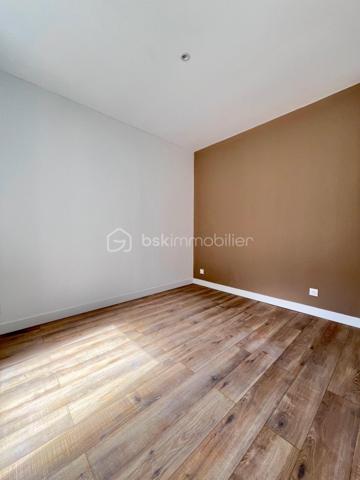 Idéalement situé en centre-ville, à proximité immédiate de toutes les commodités, découvrez cet immeuble en monopropriété, libre d’occupation, offrant de nombreuses possibilités.

L’ensemble se compose de 10 appartements de type F2, avec des surfaces comprises entre 30 et 50 m² :
9 appartements entièrement rénovés dans un esprit moderne et élégant
1 appartement à rénover entièrement, laissant libre cours à vos projets

Les appartements rénovés bénéficient de prestations de qualité :
Double vitrage
Pompe à chaleur réversible
Ballon thermodynamique
Compteurs électriques individuels
Très bons diagnostics énergétiques, classés de B à C

L’immeuble dispose également de nombreux atouts :
Caves en sous-sol
Grand espace extérieur à l’arrière permettant l’aménagement de places de stationnement pour chaque logement
Situation privilégiée, proche des commerces, transports et services

Un ensemble immobilier rare sur le secteur, alliant confort moderne, emplacement stratégique et fort potentiel d’aménagement.

Contactez-moi dès maintenant pour plus d’informations ou organiser une visite.