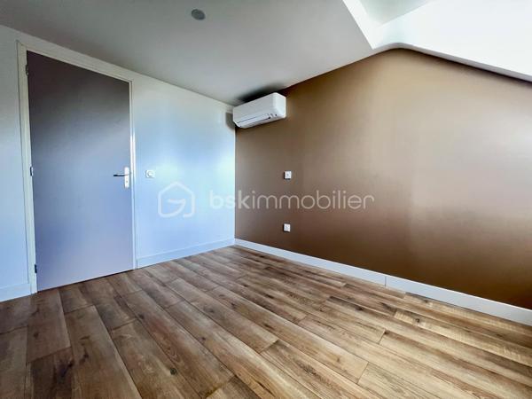 Idéalement situé en centre-ville, à proximité immédiate de toutes les commodités, découvrez cet immeuble en monopropriété, libre d’occupation, offrant de nombreuses possibilités.

L’ensemble se compose de 10 appartements de type F2, avec des surfaces comprises entre 30 et 50 m² :
9 appartements entièrement rénovés dans un esprit moderne et élégant
1 appartement à rénover entièrement, laissant libre cours à vos projets

Les appartements rénovés bénéficient de prestations de qualité :
Double vitrage
Pompe à chaleur réversible
Ballon thermodynamique
Compteurs électriques individuels
Très bons diagnostics énergétiques, classés de B à C

L’immeuble dispose également de nombreux atouts :
Caves en sous-sol
Grand espace extérieur à l’arrière permettant l’aménagement de places de stationnement pour chaque logement
Situation privilégiée, proche des commerces, transports et services

Un ensemble immobilier rare sur le secteur, alliant confort moderne, emplacement stratégique et fort potentiel d’aménagement.

Contactez-moi dès maintenant pour plus d’informations ou organiser une visite.