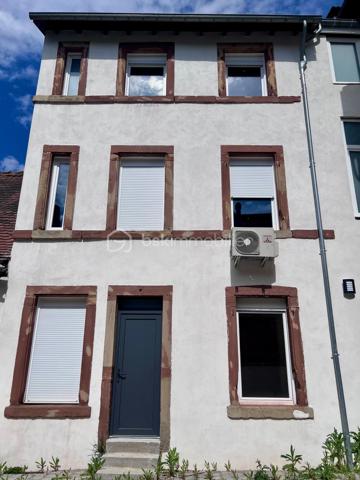 Idéalement situé en centre-ville, à proximité immédiate de toutes les commodités, découvrez cet immeuble en monopropriété, libre d’occupation, offrant de nombreuses possibilités.

L’ensemble se compose de 10 appartements de type F2, avec des surfaces comprises entre 30 et 50 m² :
9 appartements entièrement rénovés dans un esprit moderne et élégant
1 appartement à rénover entièrement, laissant libre cours à vos projets

Les appartements rénovés bénéficient de prestations de qualité :
Double vitrage
Pompe à chaleur réversible
Ballon thermodynamique
Compteurs électriques individuels
Très bons diagnostics énergétiques, classés de B à C

L’immeuble dispose également de nombreux atouts :
Caves en sous-sol
Grand espace extérieur à l’arrière permettant l’aménagement de places de stationnement pour chaque logement
Situation privilégiée, proche des commerces, transports et services

Un ensemble immobilier rare sur le secteur, alliant confort moderne, emplacement stratégique et fort potentiel d’aménagement.

Contactez-moi dès maintenant pour plus d’informations ou organiser une visite.