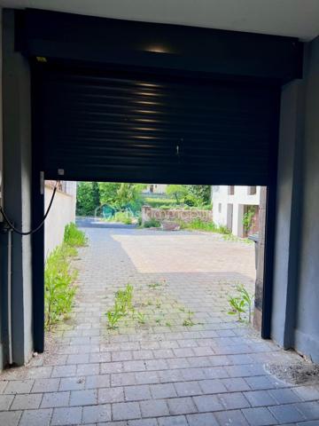 Idéalement situé en centre-ville, à proximité immédiate de toutes les commodités, découvrez cet immeuble en monopropriété, libre d’occupation, offrant de nombreuses possibilités.

L’ensemble se compose de 10 appartements de type F2, avec des surfaces comprises entre 30 et 50 m² :
9 appartements entièrement rénovés dans un esprit moderne et élégant
1 appartement à rénover entièrement, laissant libre cours à vos projets

Les appartements rénovés bénéficient de prestations de qualité :
Double vitrage
Pompe à chaleur réversible
Ballon thermodynamique
Compteurs électriques individuels
Très bons diagnostics énergétiques, classés de B à C

L’immeuble dispose également de nombreux atouts :
Caves en sous-sol
Grand espace extérieur à l’arrière permettant l’aménagement de places de stationnement pour chaque logement
Situation privilégiée, proche des commerces, transports et services

Un ensemble immobilier rare sur le secteur, alliant confort moderne, emplacement stratégique et fort potentiel d’aménagement.

Contactez-moi dès maintenant pour plus d’informations ou organiser une visite.
