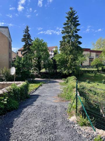 Idéalement situé en centre-ville, à proximité immédiate de toutes les commodités, découvrez cet immeuble en monopropriété, libre d’occupation, offrant de nombreuses possibilités.

L’ensemble se compose de 10 appartements de type F2, avec des surfaces comprises entre 30 et 50 m² :
9 appartements entièrement rénovés dans un esprit moderne et élégant
1 appartement à rénover entièrement, laissant libre cours à vos projets

Les appartements rénovés bénéficient de prestations de qualité :
Double vitrage
Pompe à chaleur réversible
Ballon thermodynamique
Compteurs électriques individuels
Très bons diagnostics énergétiques, classés de B à C

L’immeuble dispose également de nombreux atouts :
Caves en sous-sol
Grand espace extérieur à l’arrière permettant l’aménagement de places de stationnement pour chaque logement
Situation privilégiée, proche des commerces, transports et services

Un ensemble immobilier rare sur le secteur, alliant confort moderne, emplacement stratégique et fort potentiel d’aménagement.

Contactez-moi dès maintenant pour plus d’informations ou organiser une visite.