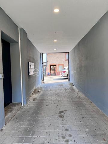 Idéalement situé en centre-ville, à proximité immédiate de toutes les commodités, découvrez cet immeuble en monopropriété, libre d’occupation, offrant de nombreuses possibilités.

L’ensemble se compose de 10 appartements de type F2, avec des surfaces comprises entre 30 et 50 m² :
9 appartements entièrement rénovés dans un esprit moderne et élégant
1 appartement à rénover entièrement, laissant libre cours à vos projets

Les appartements rénovés bénéficient de prestations de qualité :
Double vitrage
Pompe à chaleur réversible
Ballon thermodynamique
Compteurs électriques individuels
Très bons diagnostics énergétiques, classés de B à C

L’immeuble dispose également de nombreux atouts :
Caves en sous-sol
Grand espace extérieur à l’arrière permettant l’aménagement de places de stationnement pour chaque logement
Situation privilégiée, proche des commerces, transports et services

Un ensemble immobilier rare sur le secteur, alliant confort moderne, emplacement stratégique et fort potentiel d’aménagement.

Contactez-moi dès maintenant pour plus d’informations ou organiser une visite.