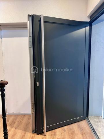 Idéalement situé en centre-ville, à proximité immédiate de toutes les commodités, découvrez cet immeuble en monopropriété, libre d’occupation, offrant de nombreuses possibilités.

L’ensemble se compose de 10 appartements de type F2, avec des surfaces comprises entre 30 et 50 m² :
9 appartements entièrement rénovés dans un esprit moderne et élégant
1 appartement à rénover entièrement, laissant libre cours à vos projets

Les appartements rénovés bénéficient de prestations de qualité :
Double vitrage
Pompe à chaleur réversible
Ballon thermodynamique
Compteurs électriques individuels
Très bons diagnostics énergétiques, classés de B à C

L’immeuble dispose également de nombreux atouts :
Caves en sous-sol
Grand espace extérieur à l’arrière permettant l’aménagement de places de stationnement pour chaque logement
Situation privilégiée, proche des commerces, transports et services

Un ensemble immobilier rare sur le secteur, alliant confort moderne, emplacement stratégique et fort potentiel d’aménagement.

Contactez-moi dès maintenant pour plus d’informations ou organiser une visite.