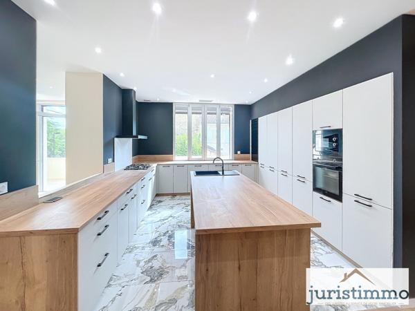 Orange (84100) Immeuble de charme unique et exceptionnel au cœur d'Orange , entièrement rénové avec jardin.