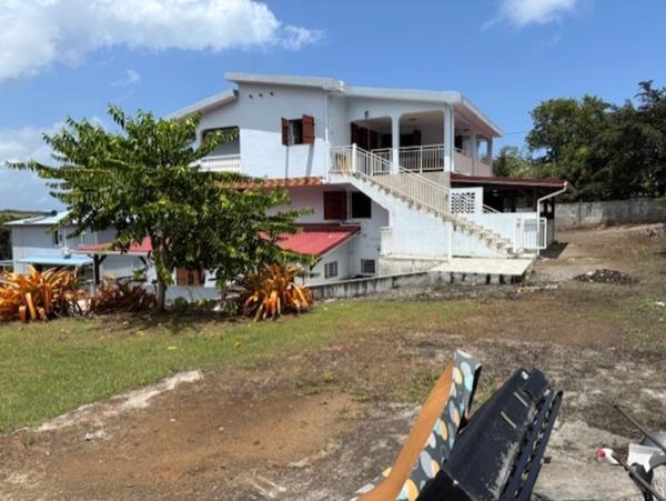 Immeuble de 5 logements à vendre LE VAUCLIN (97280), refait à neuf !